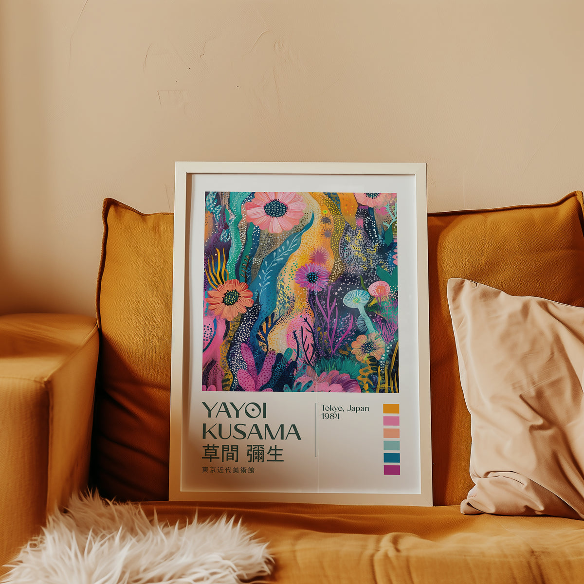 Yayoi Kusama Floral Current poster visualiserad på vägg – från Bozetto i hög kvalitet