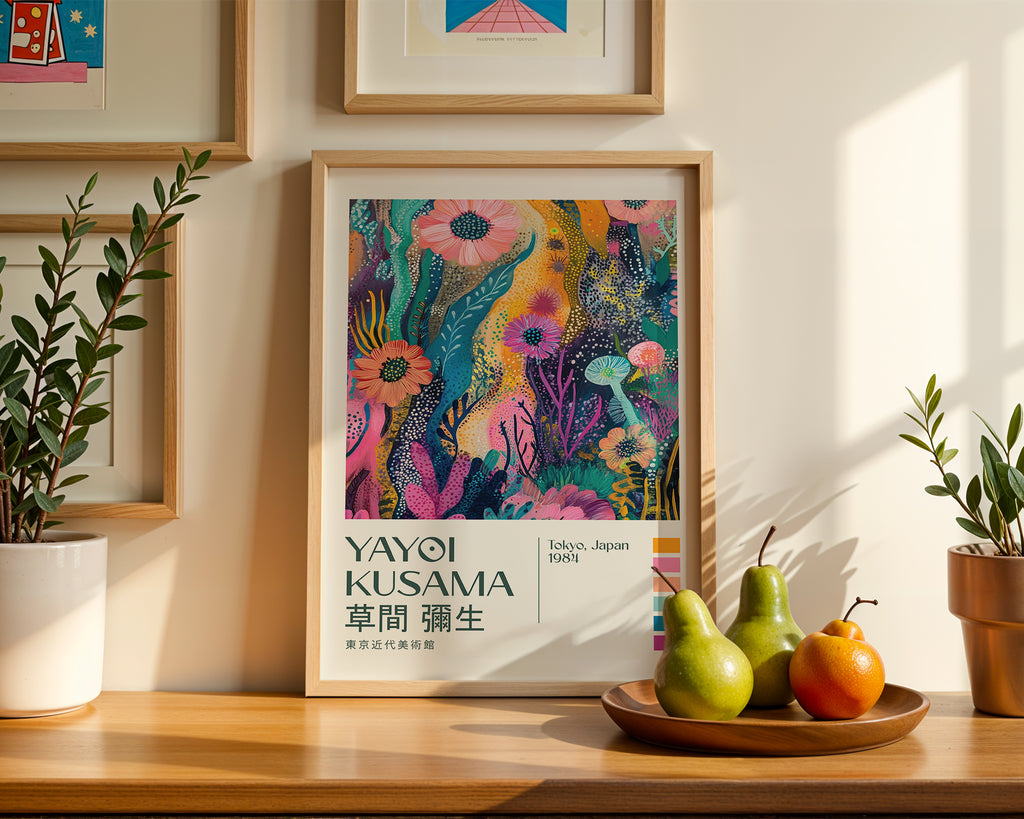 Väggmockup med Yayoi Kusama Floral Current – köp enkelt hos Bozetto affisch i hög kvalitet