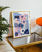 Väggmockup med Yayoi Kusama Floral Harmony – köp enkelt hos Bozetto affisch i hög kvalitet