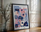 Yayoi Kusama Floral Harmony poster visualiserad på vägg – från Bozetto i hög kvalitet