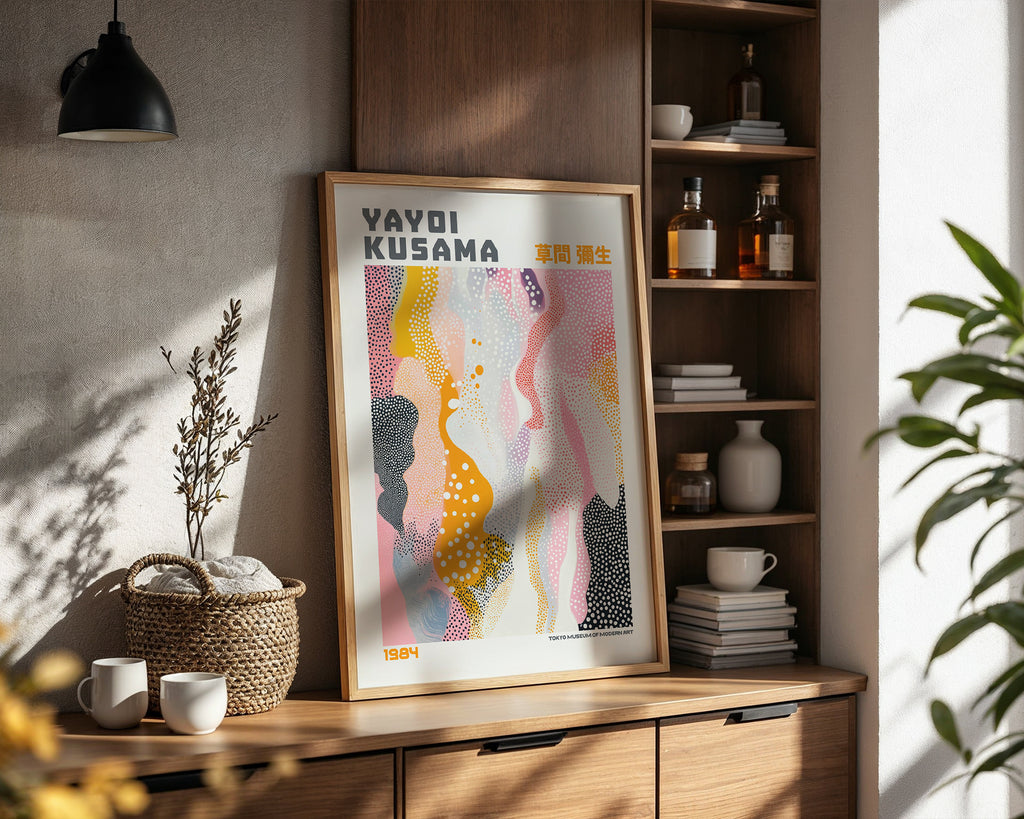 Yayoi Kusama Flowing Mirage poster visualiserad på vägg – från Bozetto i hög kvalitet