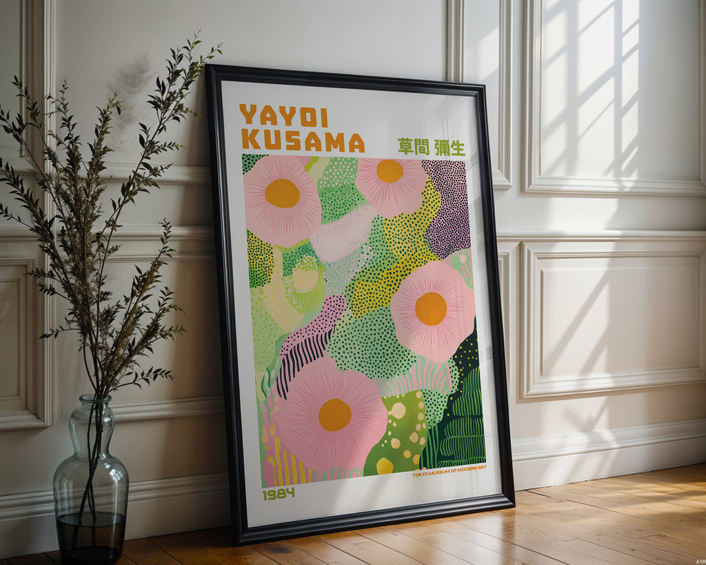 Yayoi Kusama Green Blossom poster visualiserad på vägg – från Bozetto i hög kvalitet