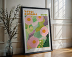 Yayoi Kusama Green Blossom poster visualiserad på vägg – från Bozetto i hög kvalitet