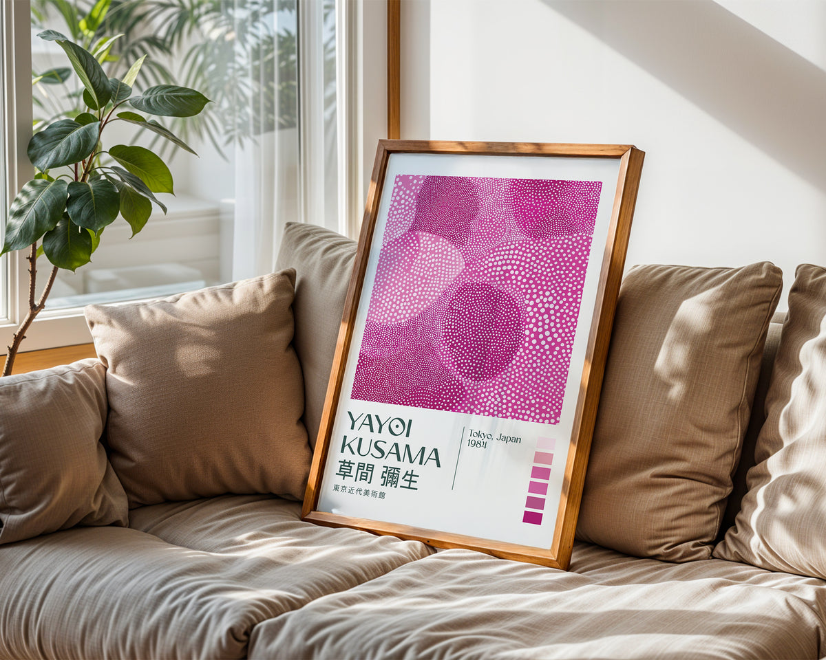 Väggmockup med Yayoi Kusama Infinite Pink – köp enkelt hos Bozetto affisch i hög kvalitet