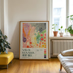 Yayoi Kusama Kaleidoscope poster visualiserad på vägg – från Bozetto i hög kvalitet