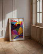 Yayoi Kusama Layered Polka poster visualiserad på vägg – från Bozetto i hög kvalitet
