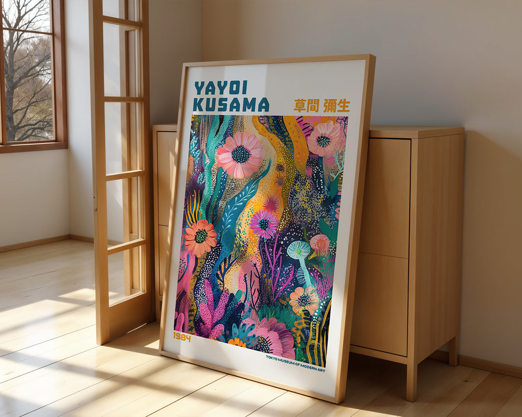 Yayoi Kusama Lush Floral poster visualiserad på vägg – från Bozetto i hög kvalitet