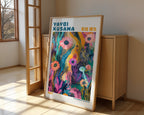 Yayoi Kusama Lush Floral poster visualiserad på vägg – från Bozetto i hög kvalitet
