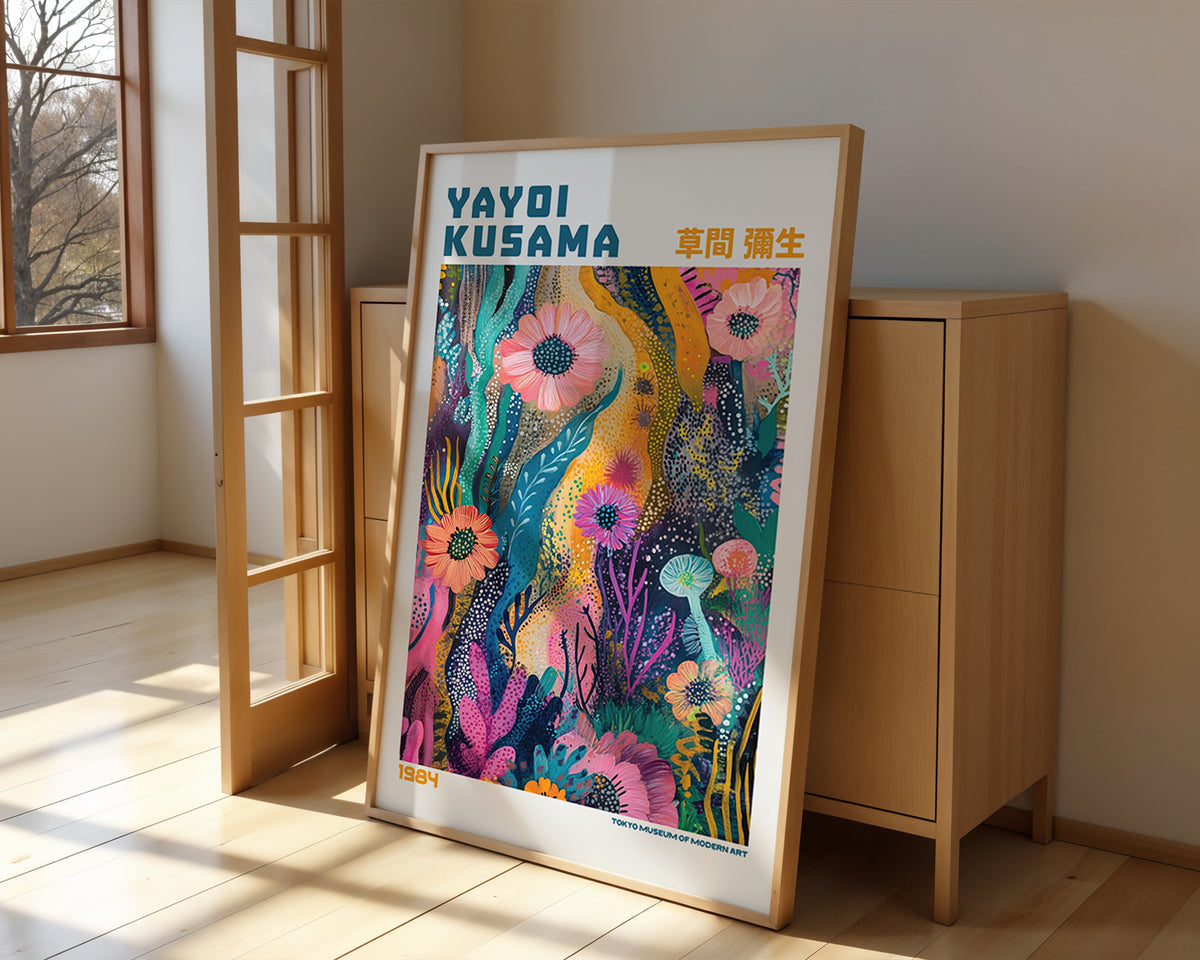Yayoi Kusama Lush Floral poster visualiserad på vägg – från Bozetto i hög kvalitet