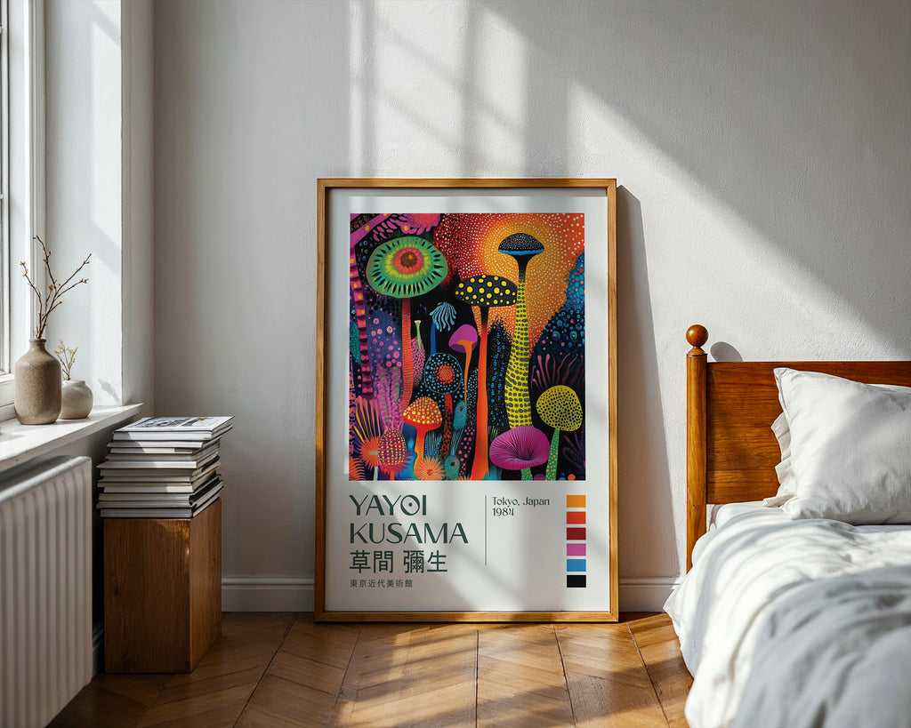 Yayoi Kusama Midnight Garden poster visualiserad på vägg – från Bozetto i hög kvalitet