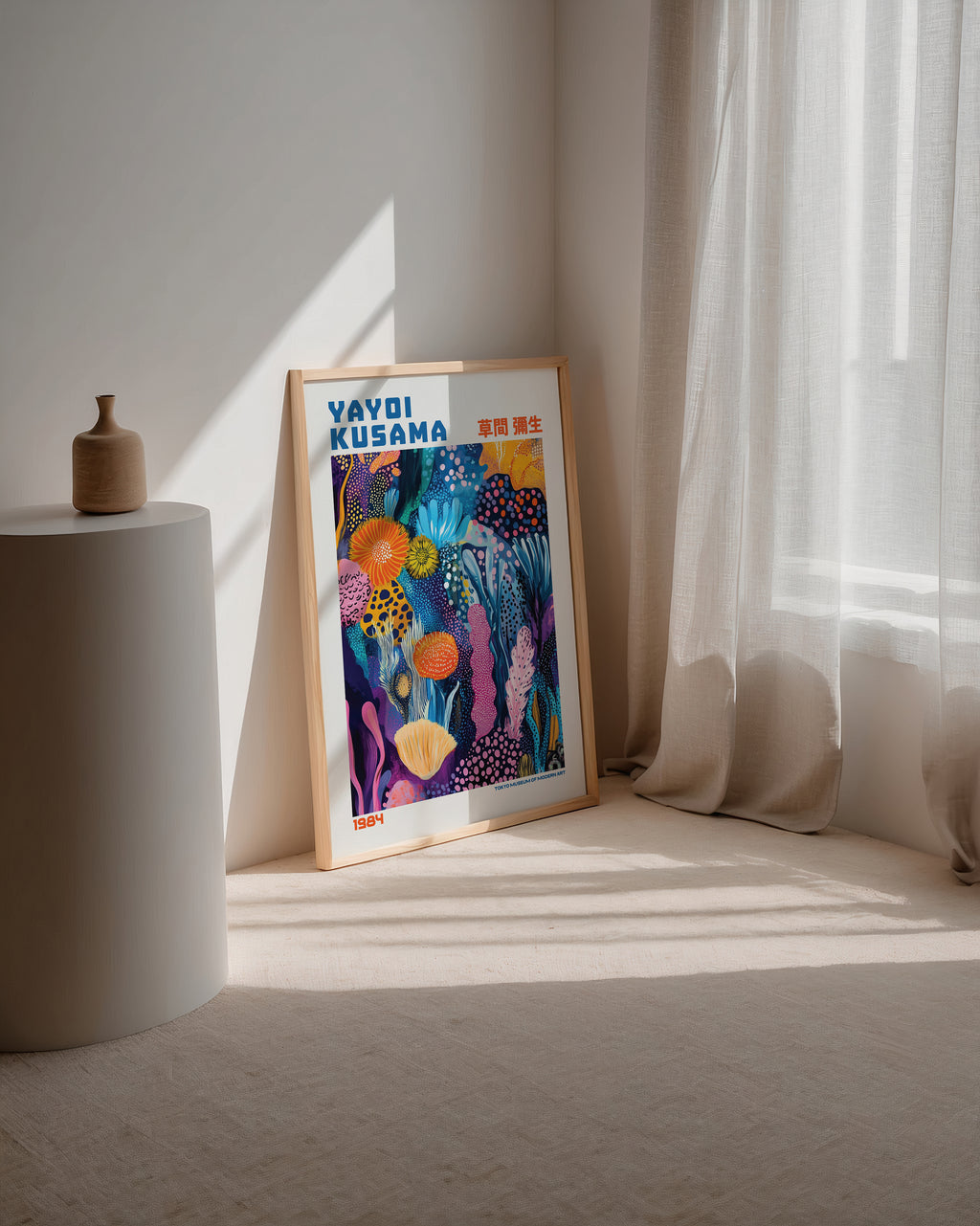 Yayoi Kusama Ocean Garden poster visualiserad på vägg – från Bozetto i hög kvalitet