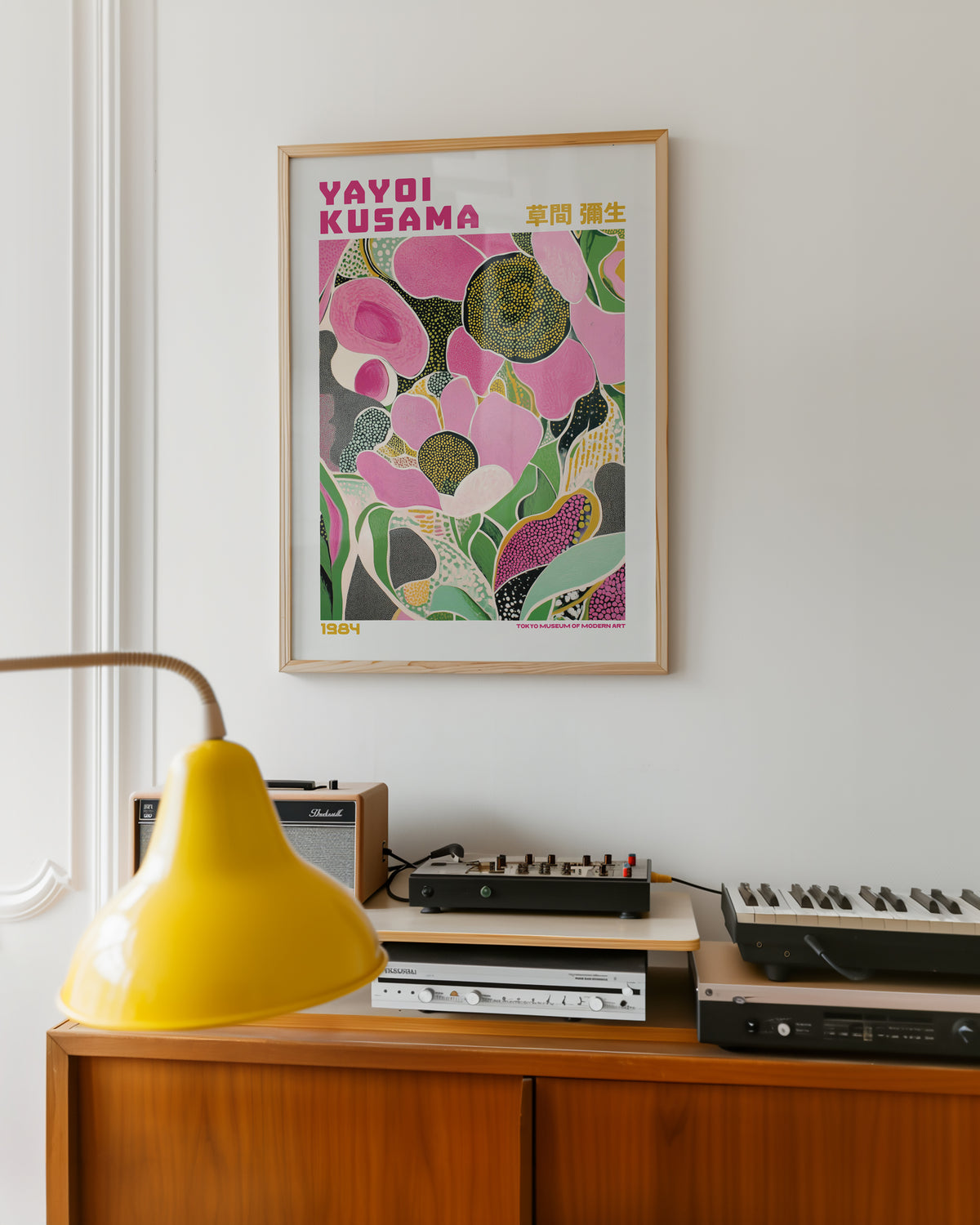 Yayoi Kusama Pink Garden poster visualiserad på vägg – från Bozetto i hög kvalitet