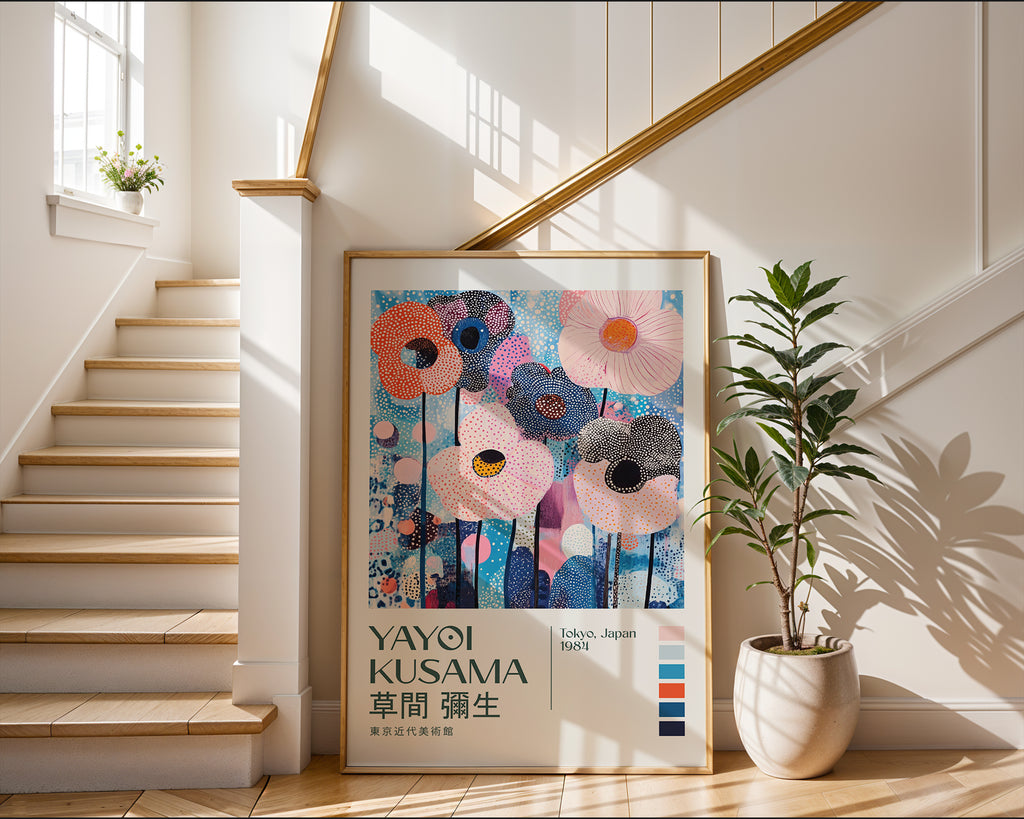 Yayoi Kusama Polka Bloom poster visualiserad på vägg – från Bozetto i hög kvalitet