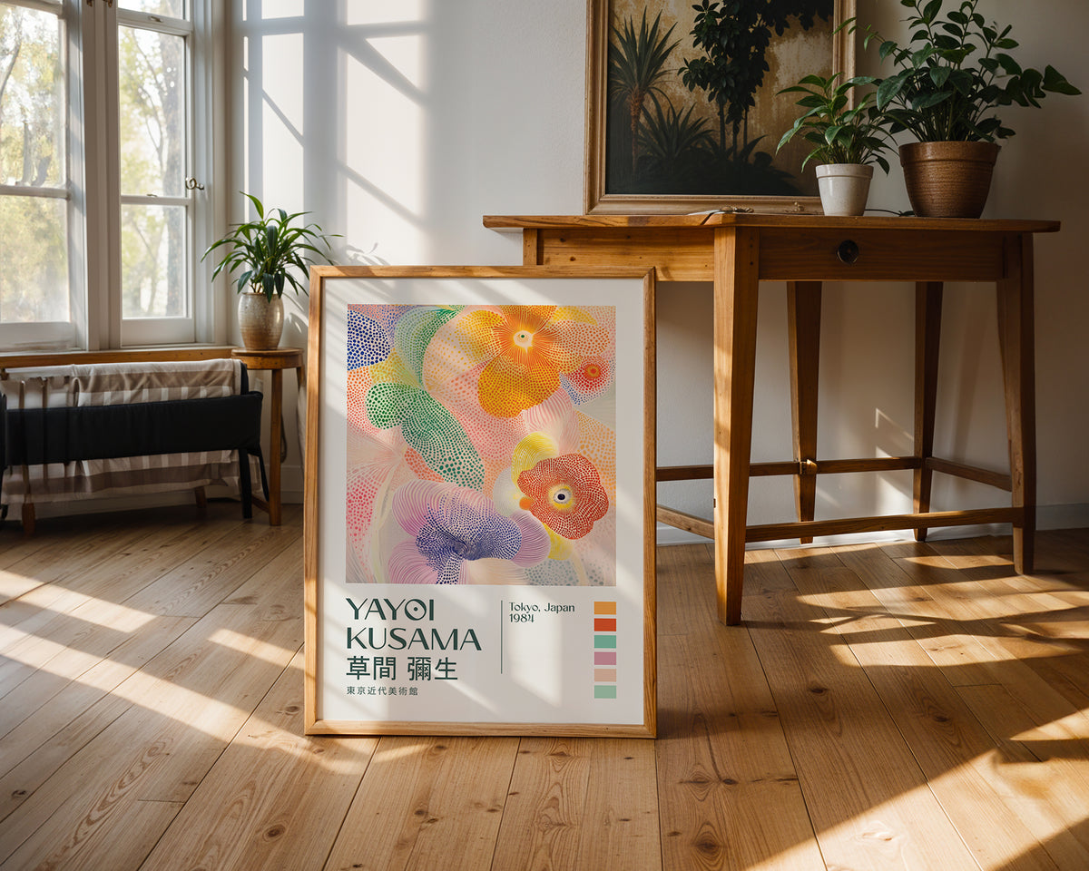 Väggmockup med Yayoi Kusama Soft Blooming – köp enkelt hos Bozetto affisch i hög kvalitet