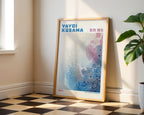 Yayoi Kusama Soft Blue poster visualiserad på vägg – från Bozetto i hög kvalitet