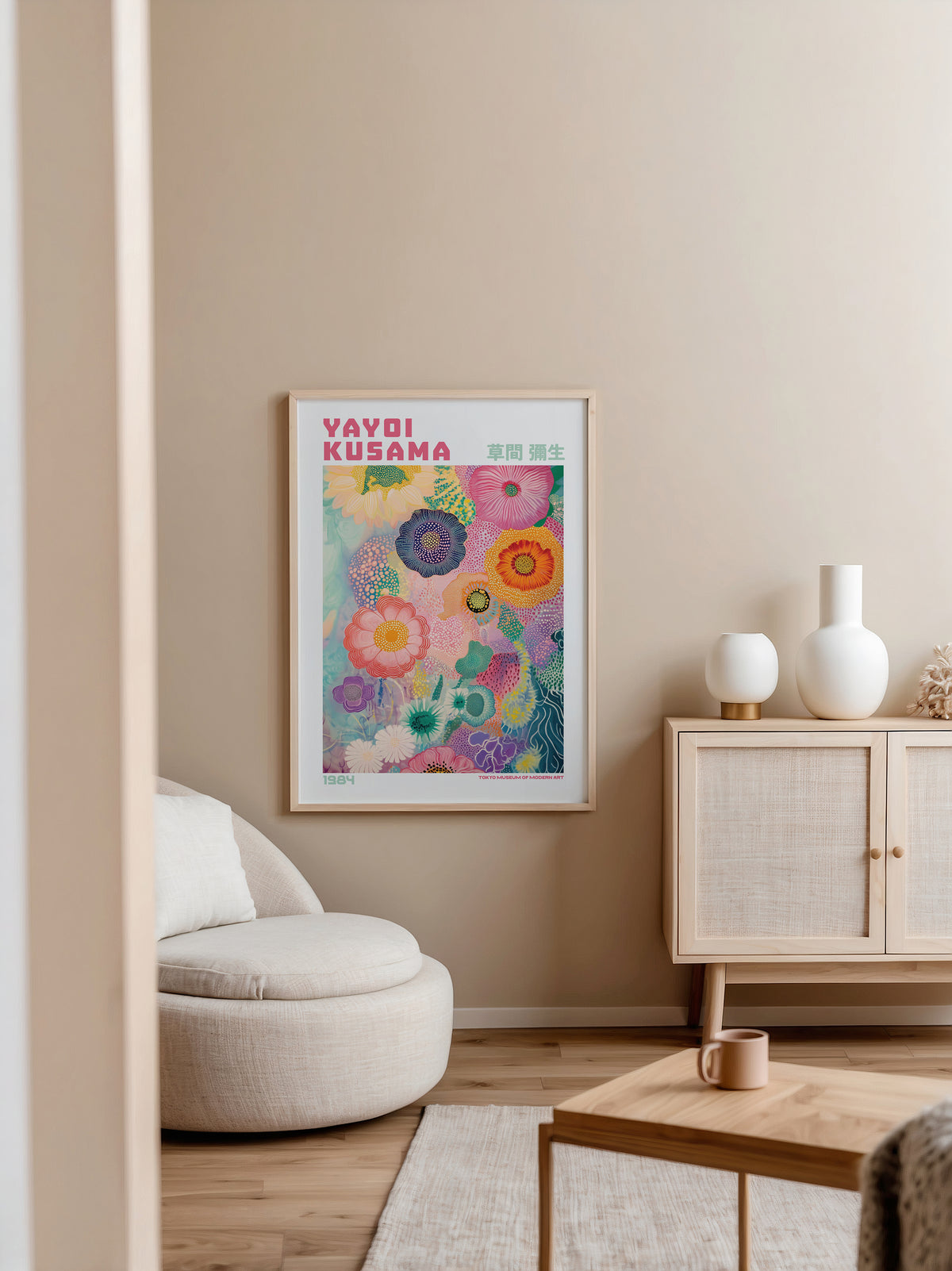 Yayoi Kusama Vibrant Floral poster visualiserad på vägg – från Bozetto i hög kvalitet