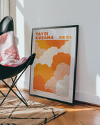 Yayoi Kusama Warm Orange poster visualiserad på vägg – från Bozetto i hög kvalitet