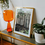 Yayoi Kusama Whispering poster visualiserad på vägg – från Bozetto i hög kvalitet