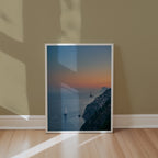 Amalfi Dusk Poster – segelbåt i skymningsljus i inrett rum, leverans 1 till 3 dagar