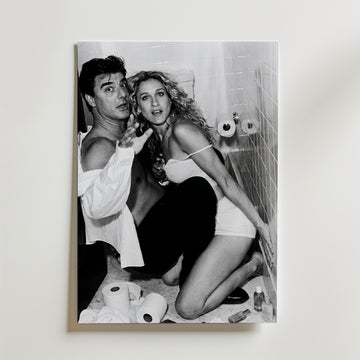 Bathroom Chaos – stilfullt konsttryck från Bozetto, tryckt på matt finpapper i hög tryckkvalitet