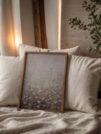 Blush Meadow poster kant till kant i träram i mysig sovrumsmiljö – Bozetto väggkonst