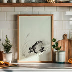 Celadon Frog Poster ovanför soffa – sumi-e groda, tryckt i Sverige