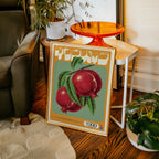 Crimson Orchard Poster – retro fruktmotiv ovanför möbel, tryckt i Sverige