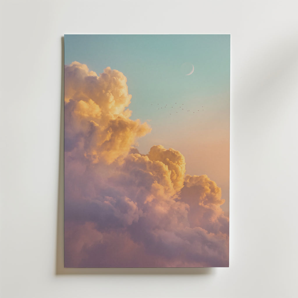 Dusk Drift Poster – drömsk molnhimmel i gyllene skymning, tryckt i Sverige av Bozetto