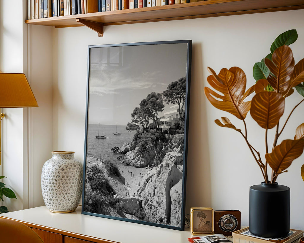 Grey Eden i svart ram i ett skandinaviskt vardagsrum, fri frakt över 499 kr.