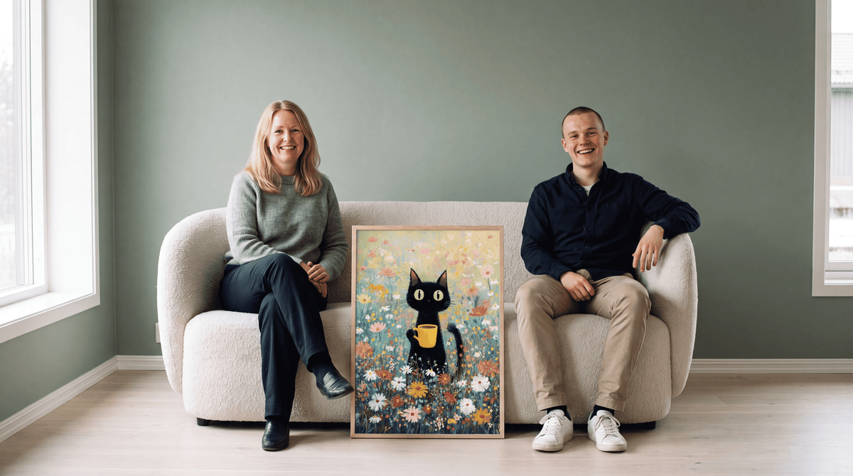 Frida og Jonas, Bozettos kunsteksperter, sidder i en sofa ved siden af en indrammet plakat