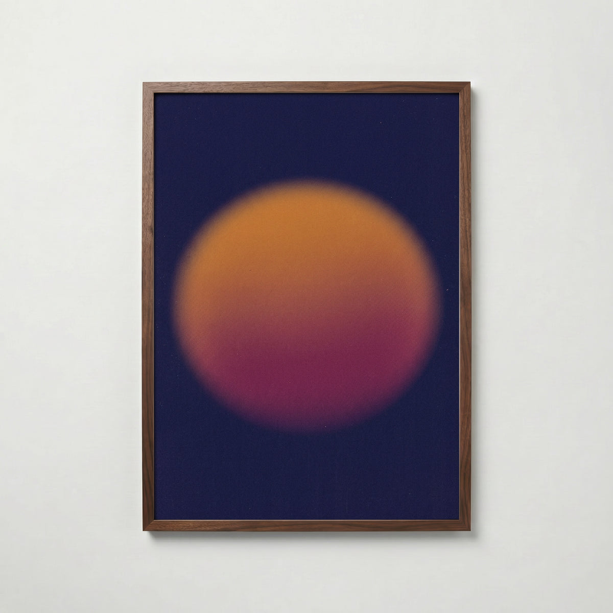 Amber Eclipse – glödande bärnstensklot mot midnattsblått i valnötsram (WALNUT), konsttryck tryckt i Sverige