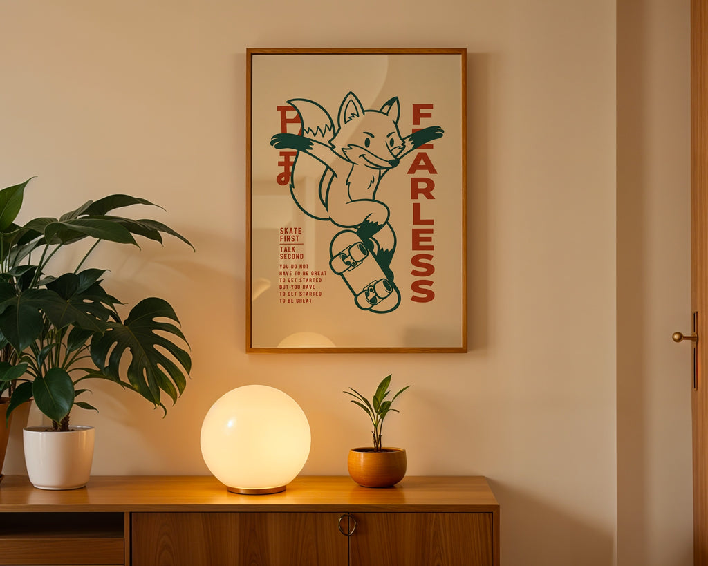 Kickflip Fox Poster – streetwearmotiv ovanför möbel i hemmiljö, tryckt i Sverige