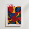 Mockup av Yayoi Kusama Radiant Petals affisch på vägg – köp enkelt hos Bozetto i hög kvalitet