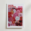 Mockup av Yayoi Kusama Crimson Garden affisch på vägg – köp enkelt hos Bozetto i hög kvalitet
