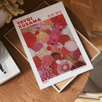 Väggmockup av Yayoi Kusama Scarlet Bloomfield affisch på ljus vägg – Bozetto konsttryck