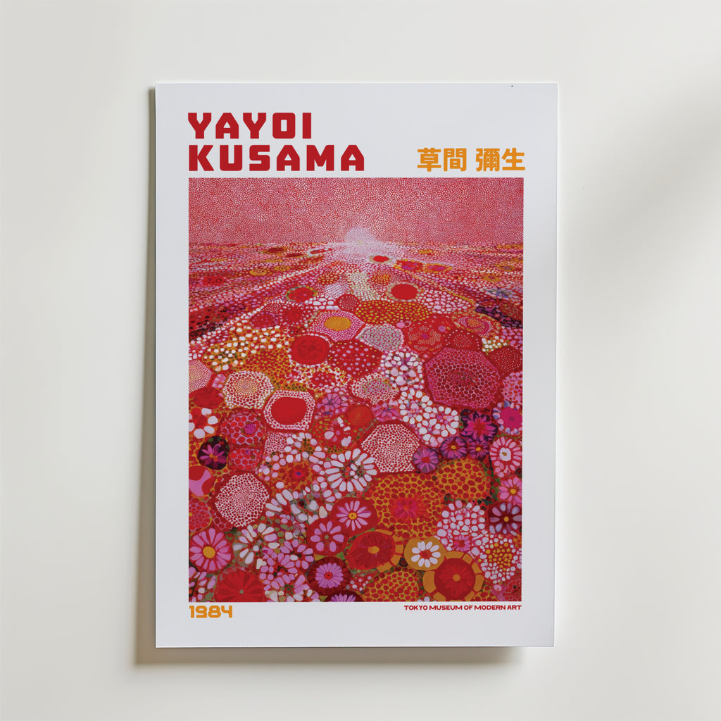 Mockup av Yayoi Kusama Crimson Flower affisch på vägg – köp enkelt hos Bozetto i hög kvalitet
