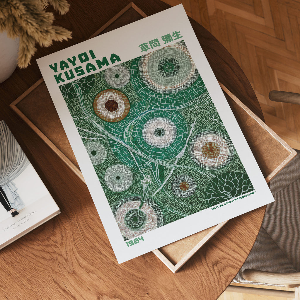 Yayoi Kusama Moss Garden poster visualiserad på vägg – från Bozetto i hög kvalitet