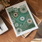 Yayoi Kusama Moss Garden poster visualiserad på vägg – från Bozetto i hög kvalitet