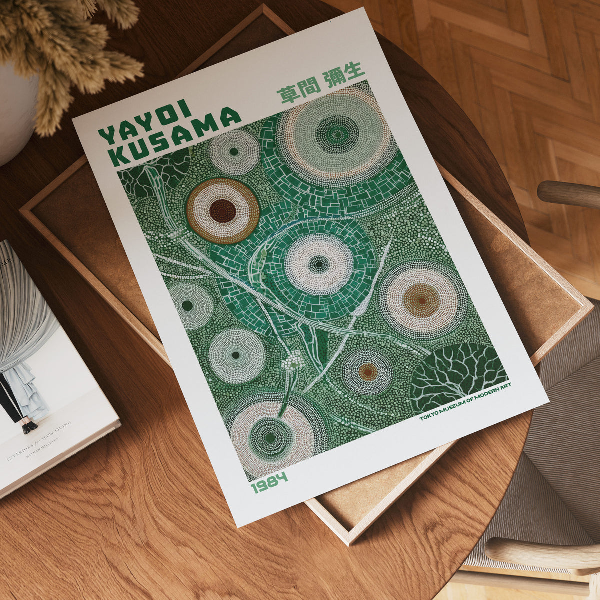 Yayoi Kusama Moss Garden poster visualiserad på vägg – från Bozetto i hög kvalitet