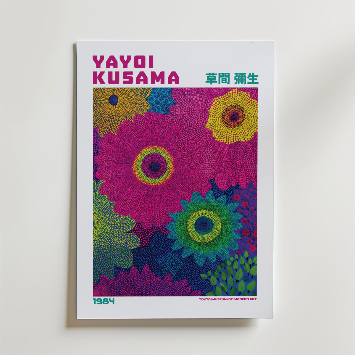 Mockup av Yayoi Kusama Vivid Bloom affisch på vägg – köp enkelt hos Bozetto i hög kvalitet