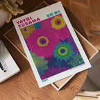 Yayoi Kusama Vivid Bloom poster visualiserad på vägg – från Bozetto i hög kvalitet