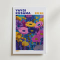Mockup av Yayoi Kusama Vivid Meadow affisch på vägg – köp enkelt hos Bozetto i hög kvalitet