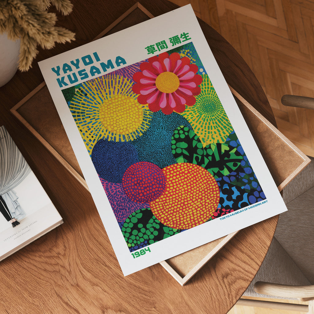 Yayoi Kusama Joyful Bloom poster visualiserad på vägg – från Bozetto i hög kvalitet