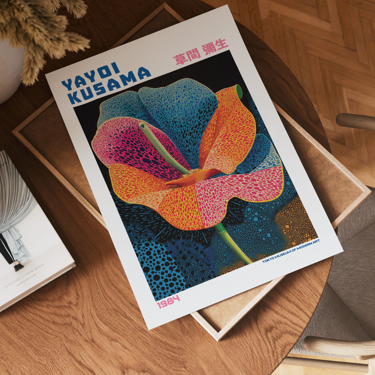 Yayoi Kusama Radiant Petal poster visualiserad på vägg – från Bozetto i hög kvalitet