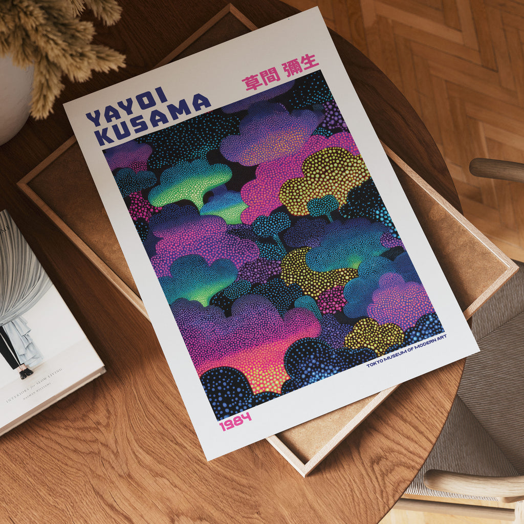Yayoi Kusama Neon Dream poster visualiserad på vägg – från Bozetto i hög kvalitet