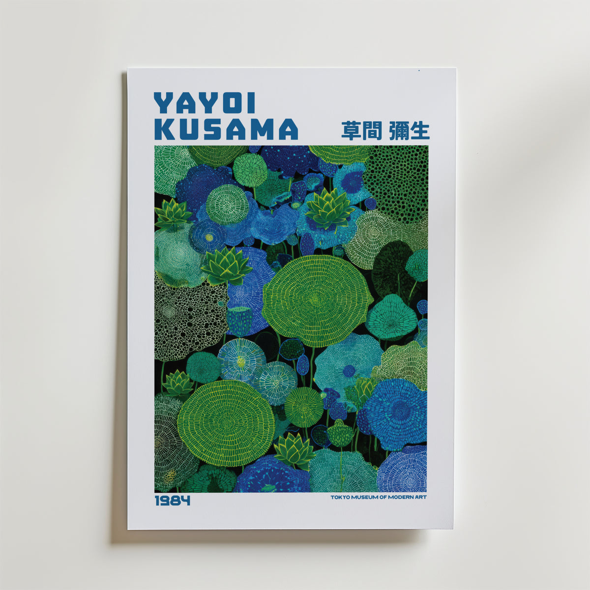 Mockup av Yayoi Kusama Emerald Lotus affisch på vägg – köp enkelt hos Bozetto i hög kvalitet