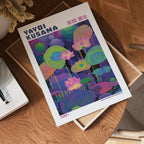 Yayoi Kusama Dreaming Lotus poster visualiserad på vägg – från Bozetto i hög kvalitet