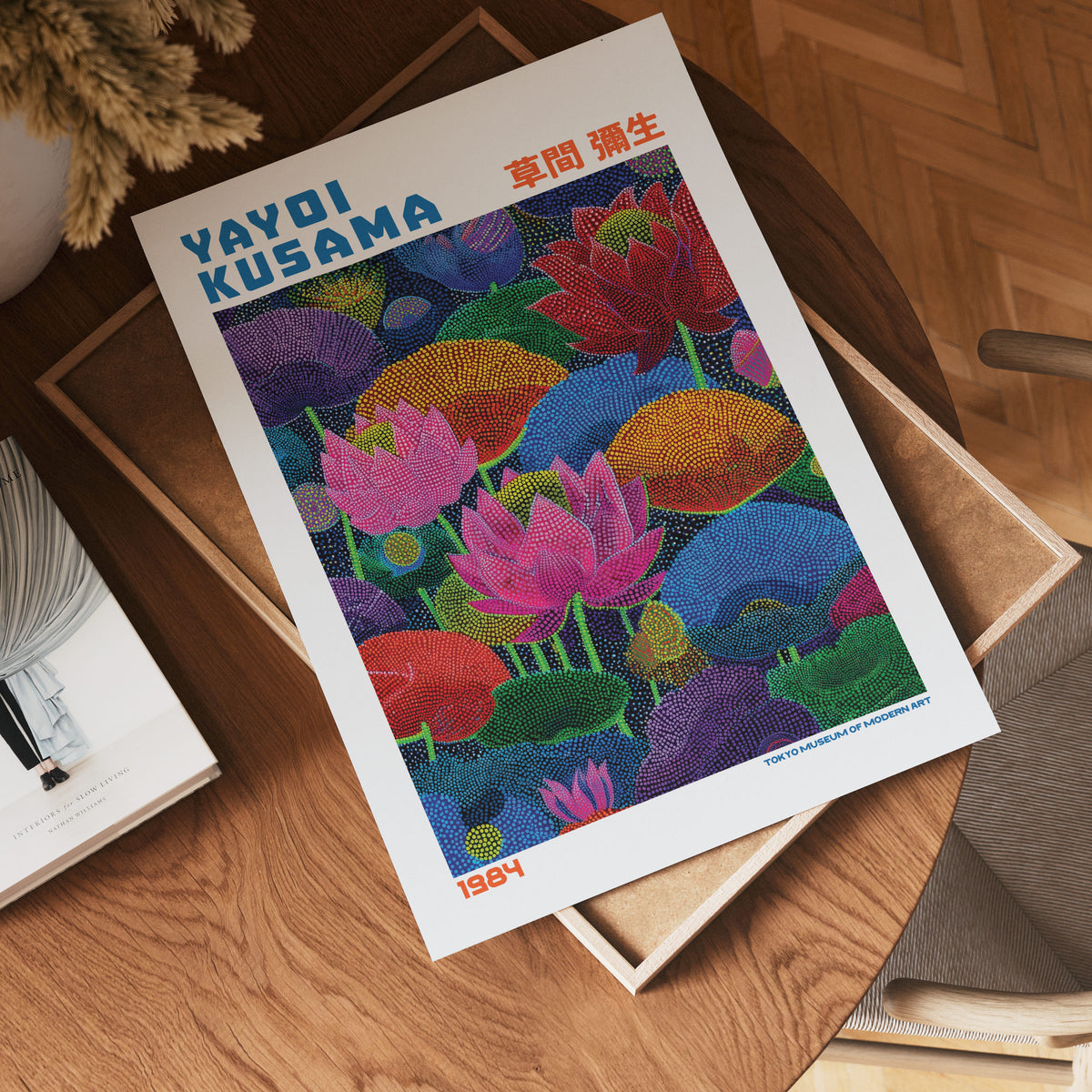 Yayoi Kusama Neon Lotus poster visualiserad på vägg – från Bozetto i hög kvalitet