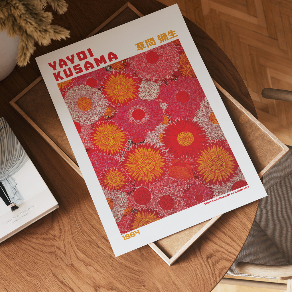 Yayoi Kusama Sunflower poster visualiserad på vägg – från Bozetto i hög kvalitet
