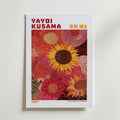 Mockup av Yayoi Kusama Floral affisch på vägg – köp enkelt hos Bozetto i hög kvalitet